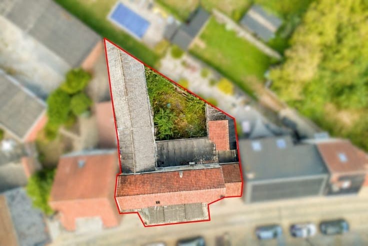 390 M² 5-BEDROOM HOUSE WITH WAREHOUSE/WORKSHOP