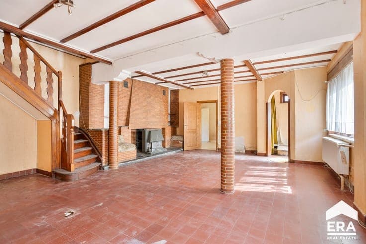 390 M² 5-BEDROOM HOUSE WITH WAREHOUSE/WORKSHOP