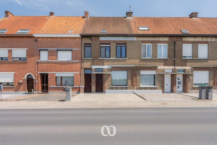 Spacious family home with garden and parking near the cente