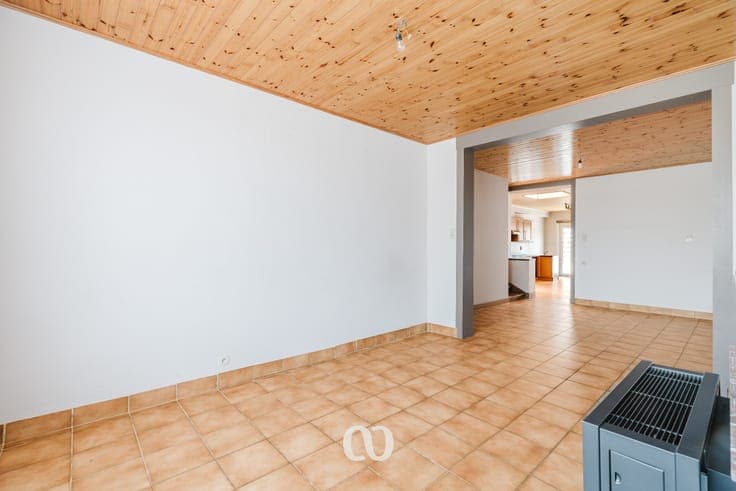 Spacious family home with garden and parking near the cente
