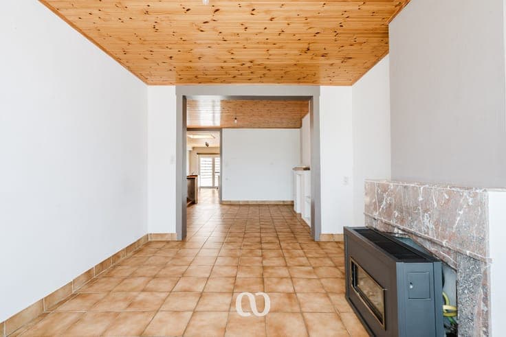 Spacious family home with garden and parking near the cente