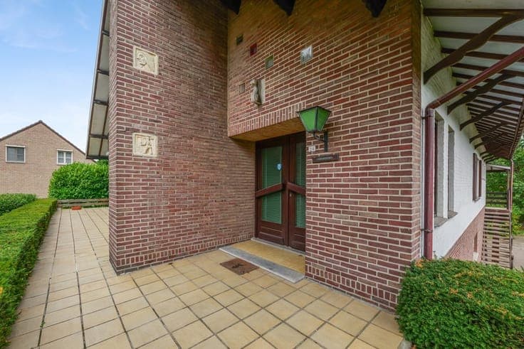 RUIME VRIJSTAANDE WONING OP EEN PRACHTIG PERCEEL VAN 37A3...