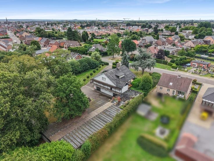 RUIME VRIJSTAANDE WONING OP EEN PRACHTIG PERCEEL VAN 37A3...