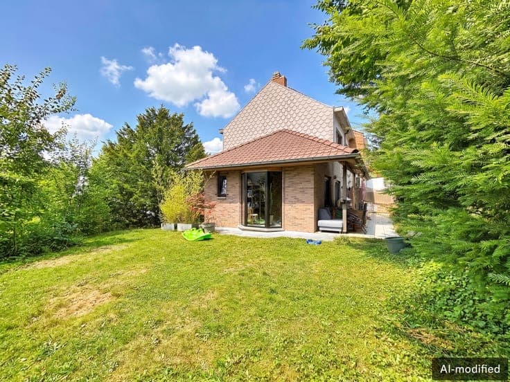 Charming semi-detached house with garden - heart of Chenois