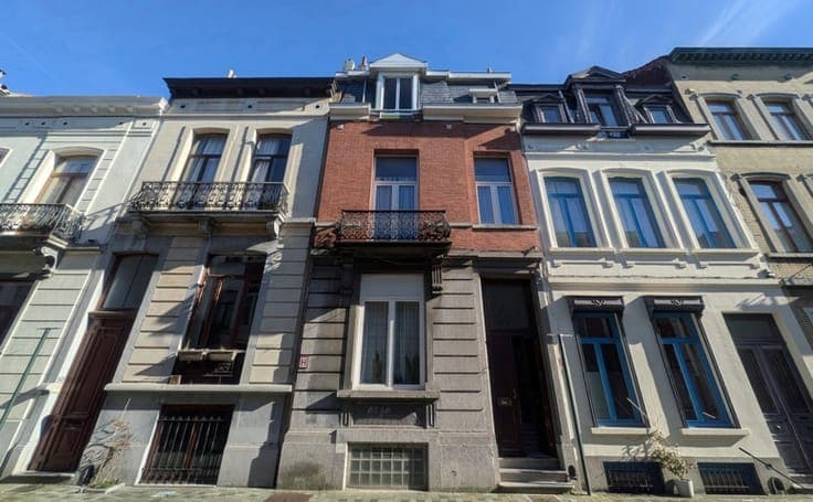 ARMAND STEURS / A 40M DE SCHAERBEEK / COMBLES AMENAGEABLES
