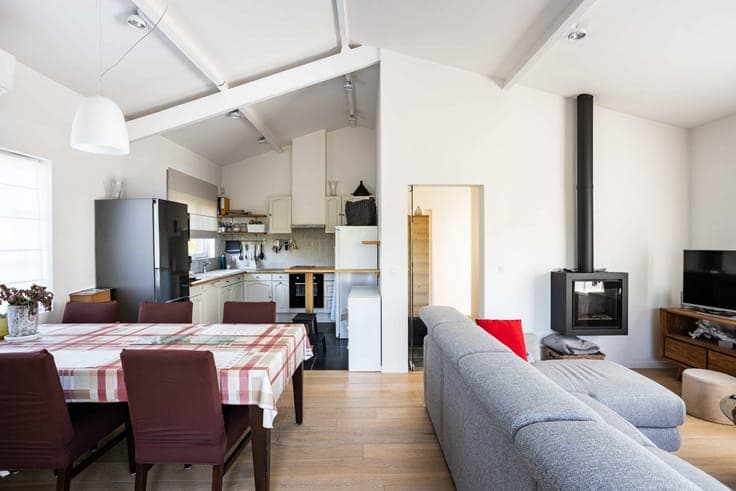 Detached one-bedroom home with beautiful outdoor space