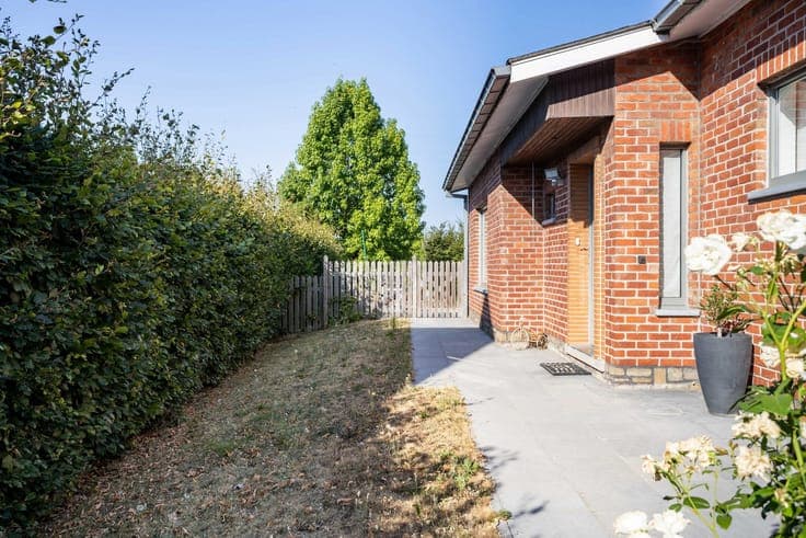 Detached one-bedroom home with beautiful outdoor space
