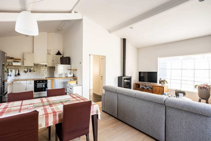 Detached one-bedroom home with beautiful outdoor space