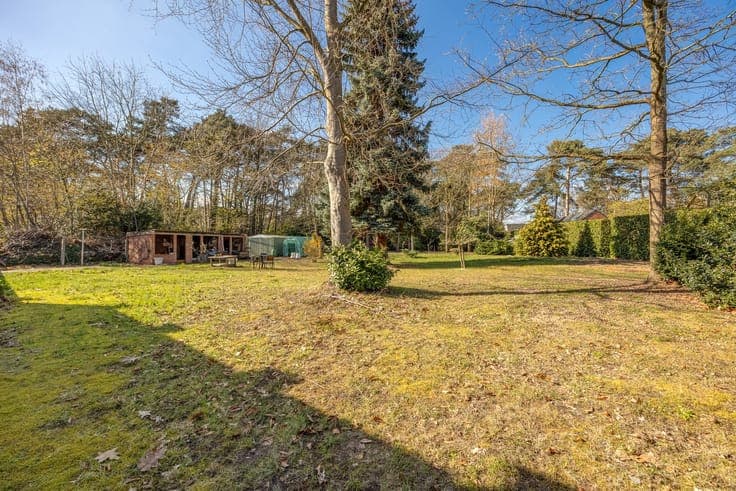 Vrijstaande woning met veel ruimte, omgeven door groen.