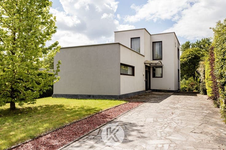 Solide woning met bijhorende weide