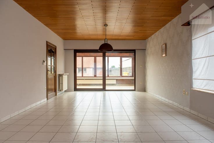Open bebouwing met ruim bijgebouw op een perceel van 1.10...