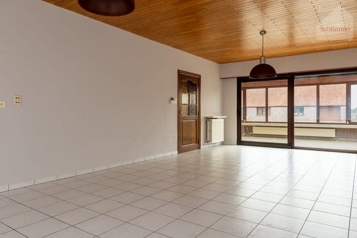 Open bebouwing met ruim bijgebouw op een perceel van 1.10...