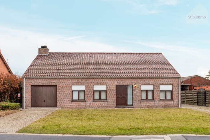 Open bebouwing met ruim bijgebouw op een perceel van 1.10...