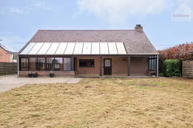 Open bebouwing met ruim bijgebouw op een perceel van 1.10...