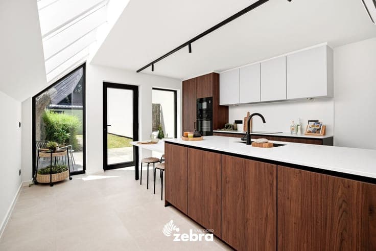 Stijlvolle woning met garage en achterliggende uitweg!