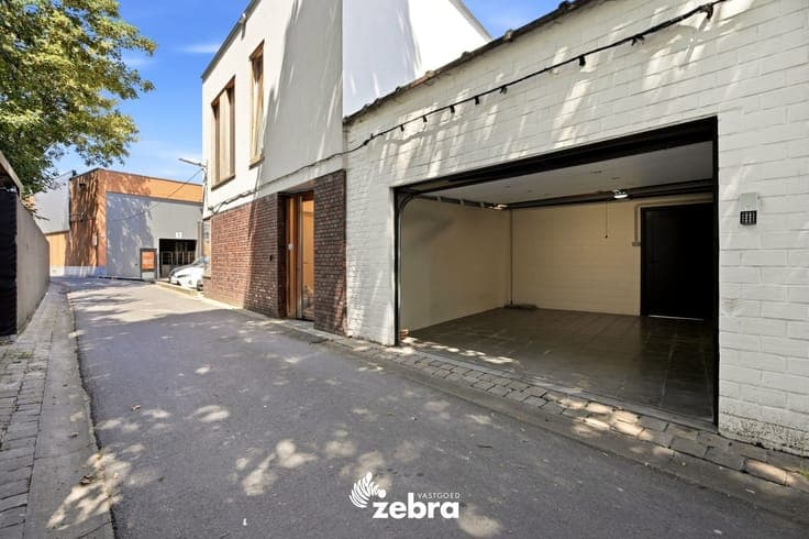 Stijlvolle woning met garage en achterliggende uitweg!