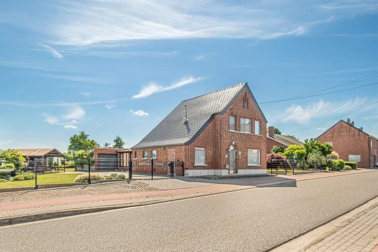 Charmante gezinswoning met prachtige tuin op een perceel ...