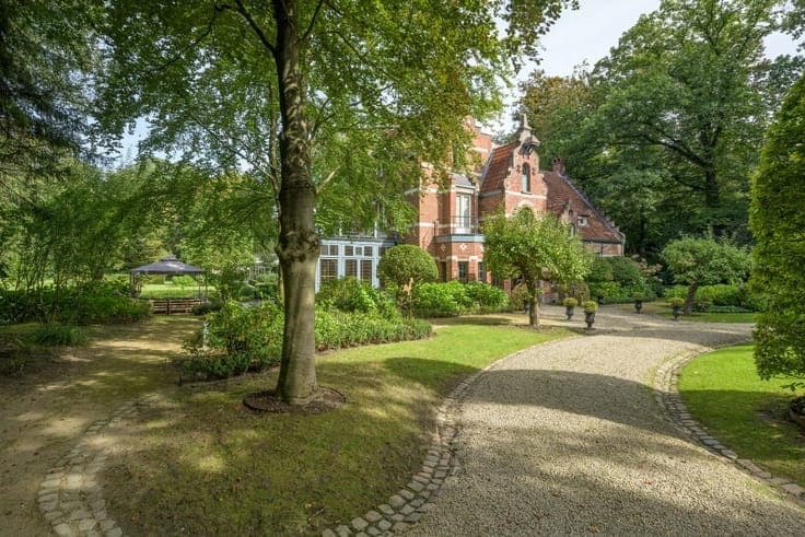 Historical villa (1758) with park garden on 9,053 m².