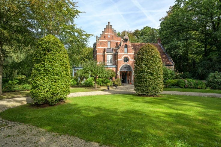 Historical villa (1758) with park garden on 9,053 m².