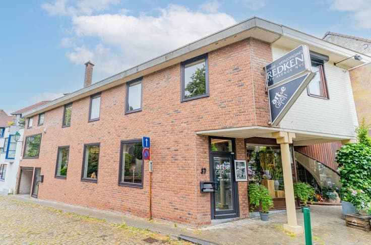 Characterful 4-5 bedroom family home with commercial unit