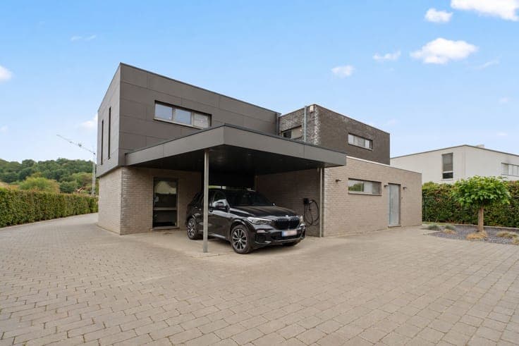 Energy-efficient 5-bedroom villa