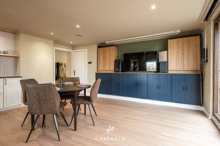 Move-in ready detached house with garage, garden, and open v