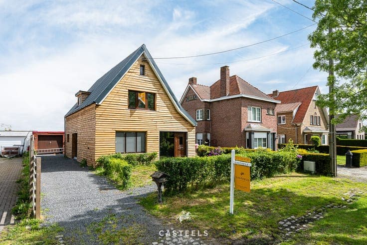 Move-in ready detached house with garage, garden, and open v