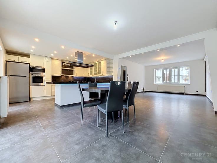 Spacious 4-bedroom bel-etage house with garden, garage and s