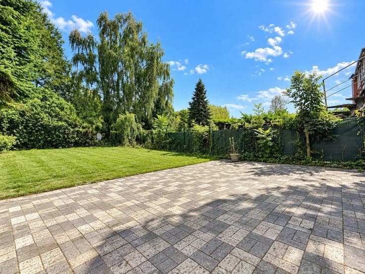 Spacious 4-bedroom bel-etage house with garden, garage and s