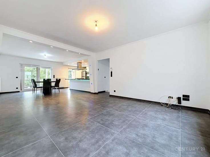 Spacious 4-bedroom bel-etage house with garden, garage and s