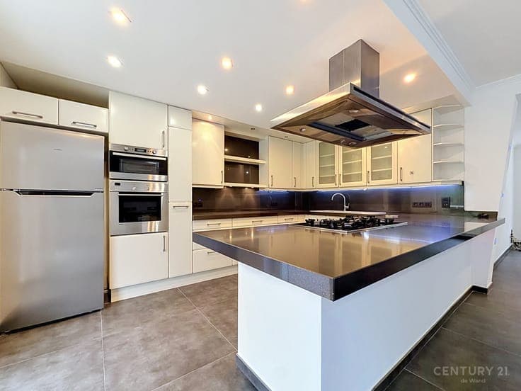 Spacious 4-bedroom bel-etage house with garden, garage and s