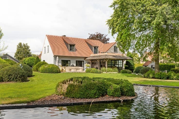 Ruime villa omgeven door zijn groen