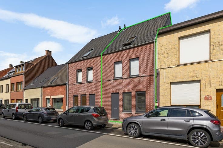 Recente woning op centrale ligging met 2 garages
