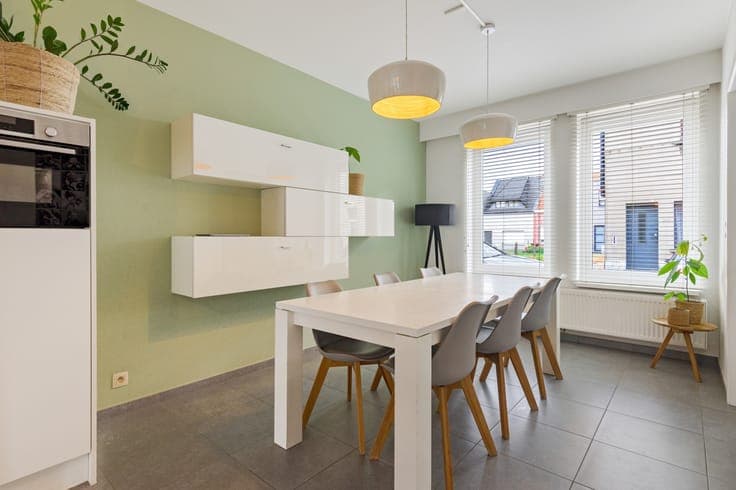 Recente woning op centrale ligging met 2 garages