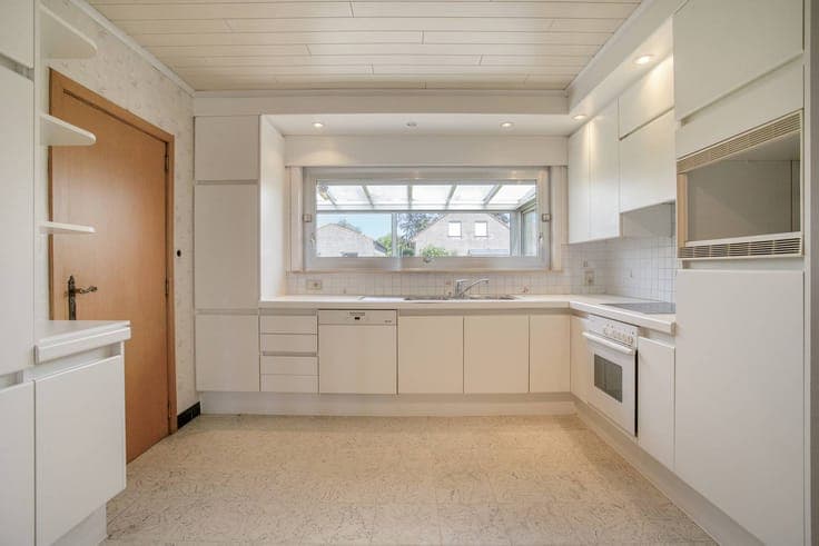 House to renovate with 6 bedrooms and warehouses in Kortemar