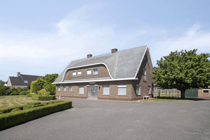 House to renovate with 6 bedrooms and warehouses in Kortemar