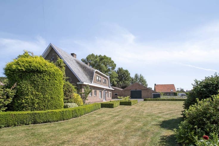 House to renovate with 6 bedrooms and warehouses in Kortemar