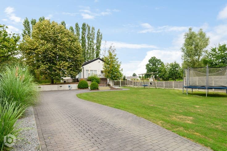 Instapklare woning met 4 slpkrs en garage op perceel 18a2...