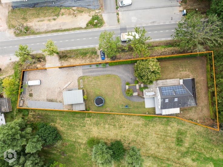 Instapklare woning met 4 slpkrs en garage op perceel 18a2...