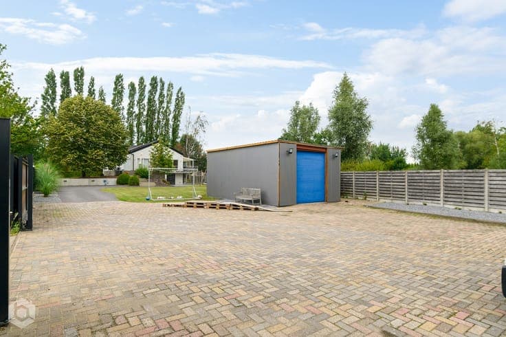 Instapklare woning met 4 slpkrs en garage op perceel 18a2...