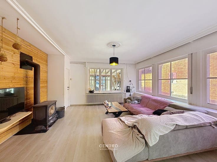 Instapklare woning met 4/5 slpks en RUIM magazijn!