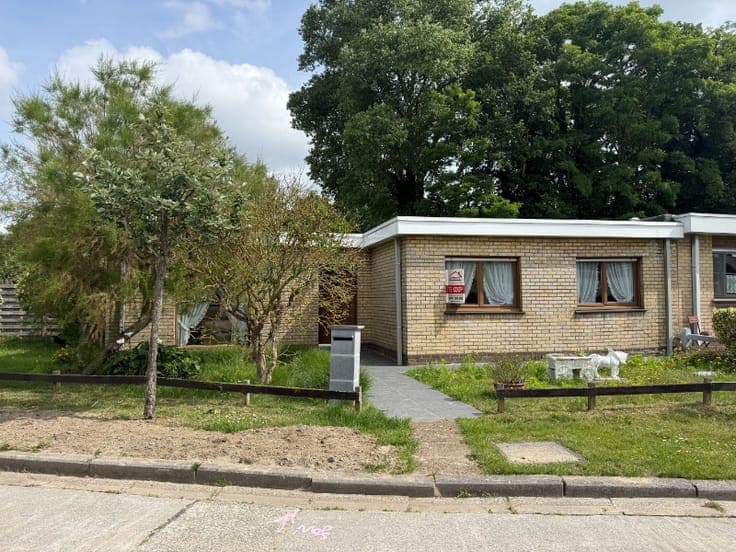 Te renoveren halfopen woning met 3 slaapkamers en garage ...