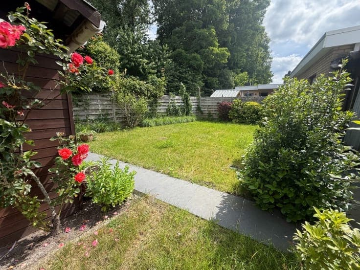 Te renoveren halfopen woning met 3 slaapkamers en garage ...