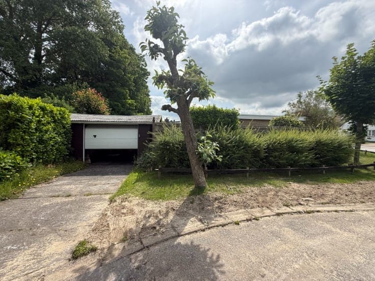 Te renoveren halfopen woning met 3 slaapkamers en garage ...