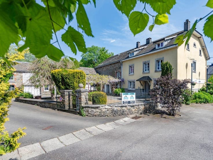 Character property with a 210 m² outbuilding