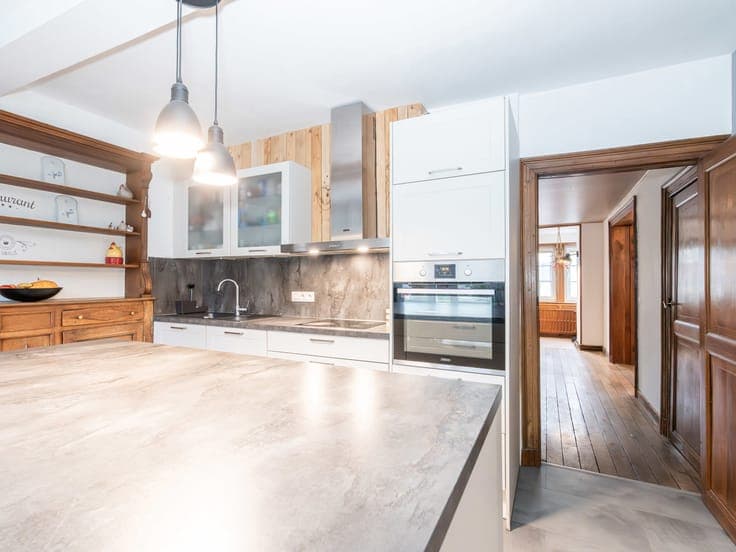 Character property with a 210 m² outbuilding