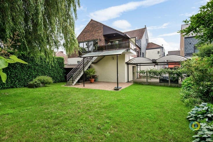 Ruime woning met praktijkruimte, garage en tuin