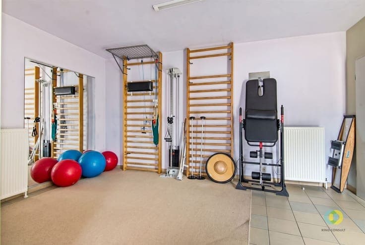 Ruime woning met praktijkruimte, garage en tuin