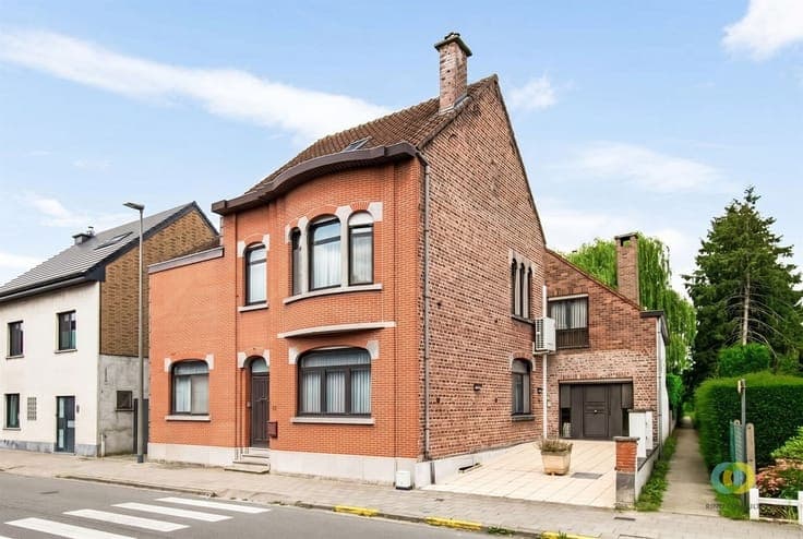 Ruime woning met praktijkruimte, garage en tuin