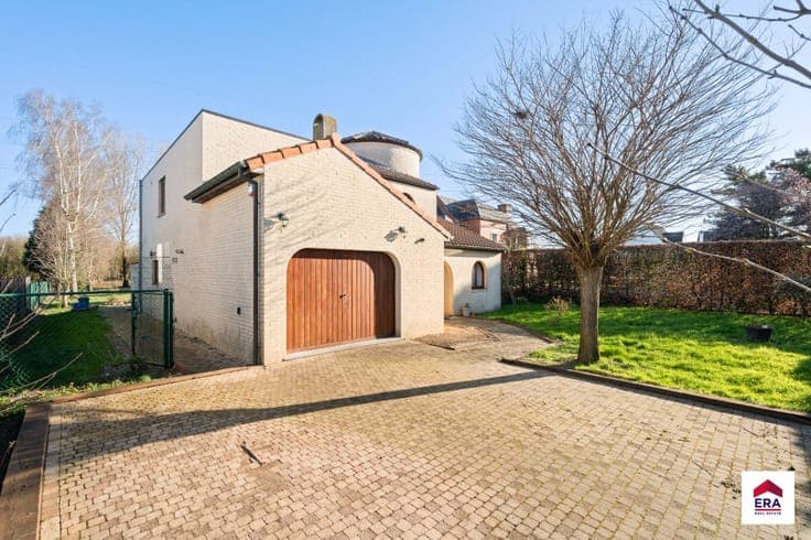 Detached house with green view in Asse